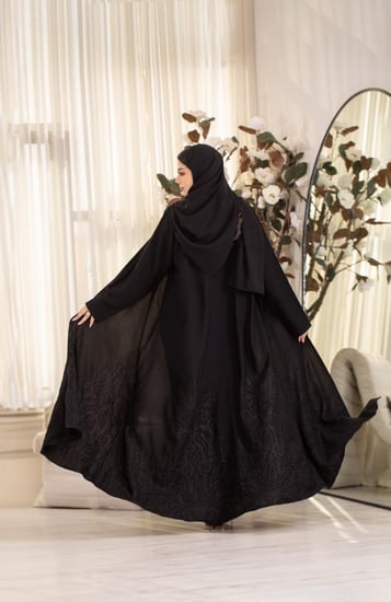 عباية كريب ملكي بتطريز اسود