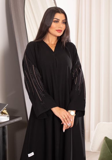 عباية اسود بتطريز ناعم على الاكمام