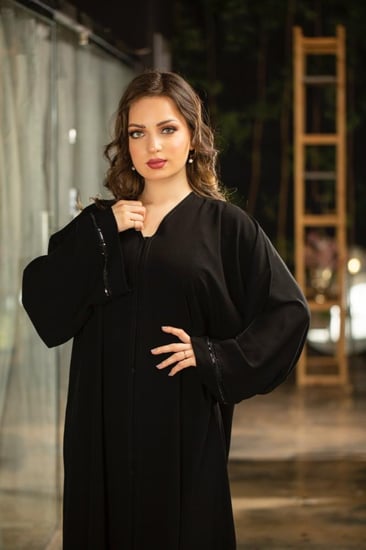 عباية اسود بشك على الكم