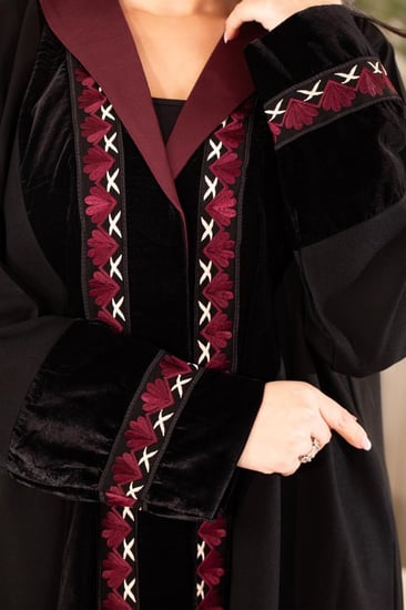 عباية كتان مع مخمل بتطريز باللون البرغندي