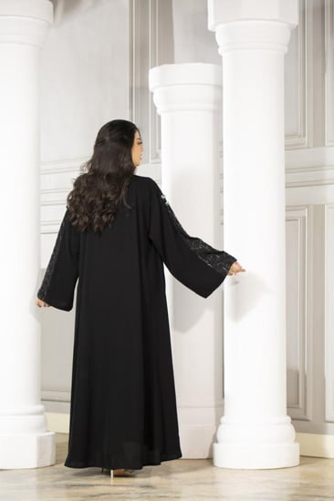 عباية اسود بتطريز في الاكمام
