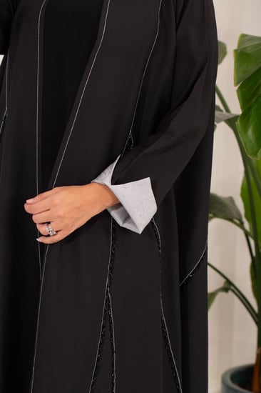 ‏ ‎‏‎‏عباية اسود كريب بتطريز رمادي