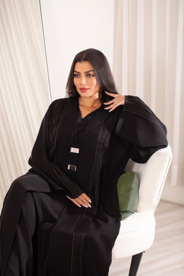 عباية اسود نص كلوش بكسرات ابيض