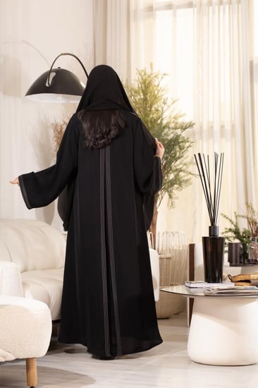 عباية اسود بتطريز ابيض وكسره من الخلف