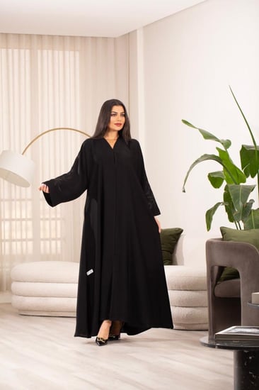 عباية اسود بتطريز ناعم على الاكمام
