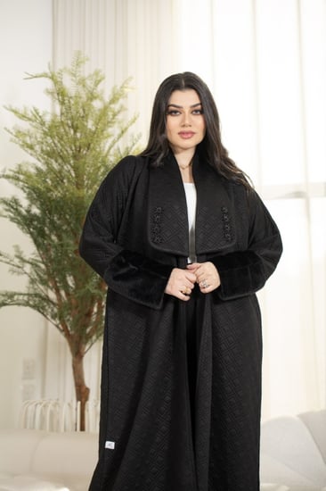 عباية شتوية أنيقة بأكمام صوف