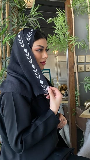 طرحة سوداء مطرزه بأبيض