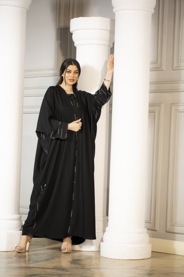 عباية اسود بتطريز ابيض