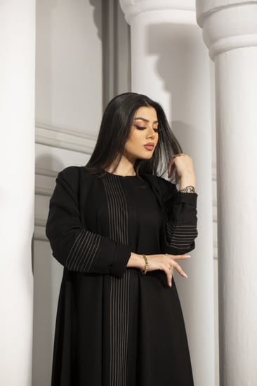 عباية كلوش بتطريز ابيض ناعم