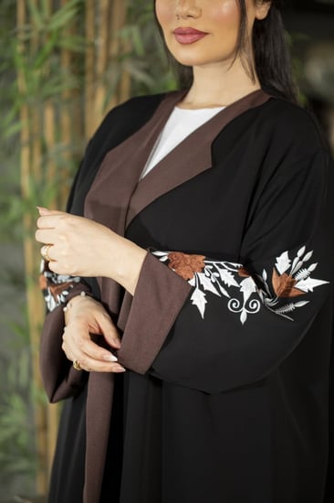 عباية مطرزة اسود