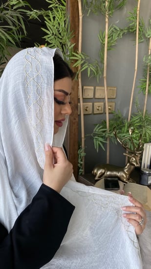 طرحة ابيض بتطريز  ذهبي ناعم