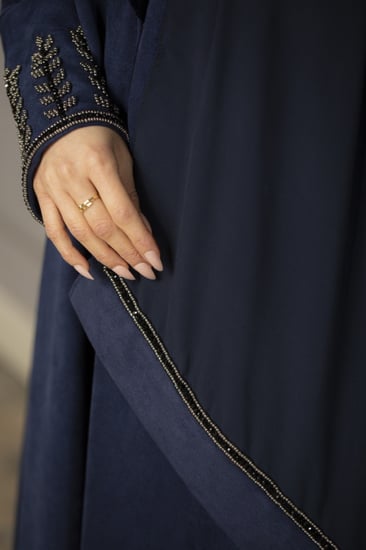 شامواه كحلي بياقة مخمل وشك على الاكمام