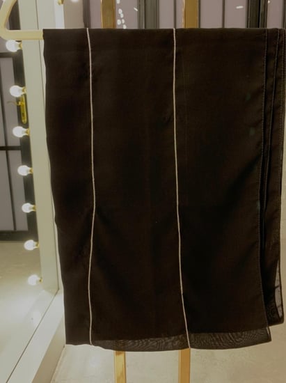 طرحة اسود بخطوط بيضاء