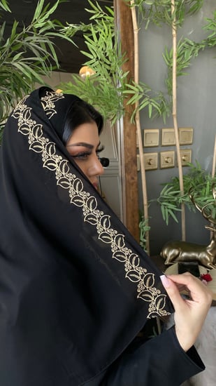 طرحة سوداء بتطريز نحاسي