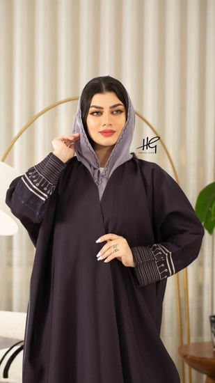 عباية نص بشت بأكمام مطرزة