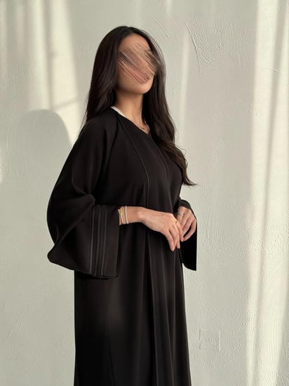 عباية نص كلوش مع قيطان اسود وكم واسع