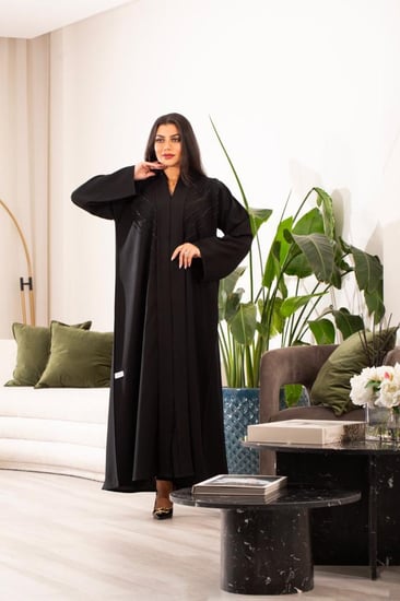 عباية اسود بتطريز اسود أنيق
