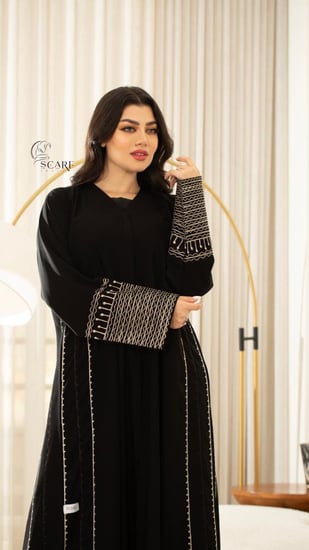عباية كريب بأكمام مطرزة