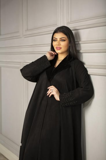 شامواه اسود بياقة مخمل وشك على الاكمام