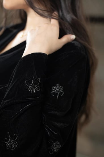 عباية مخمل بشك أنيق على الاكمام