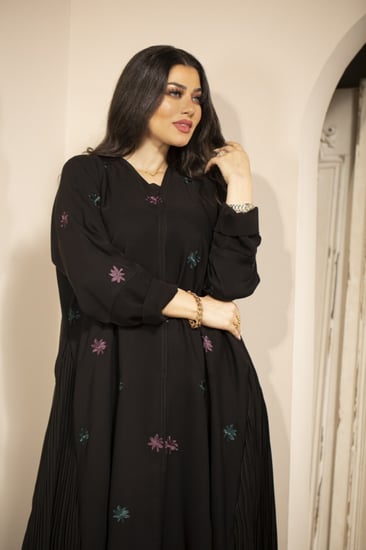 عباية اسود كلوش بتطريز ورد