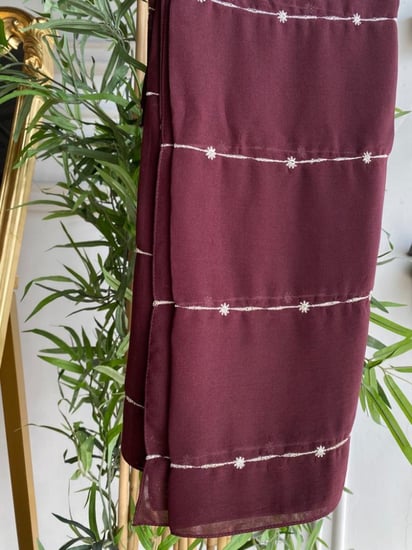 طرحة شيفون عنابي بتطريز ذهبي فاتح