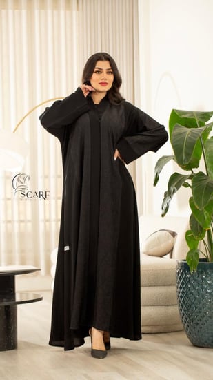 عباية كريب ملكي بتطريز ناعم