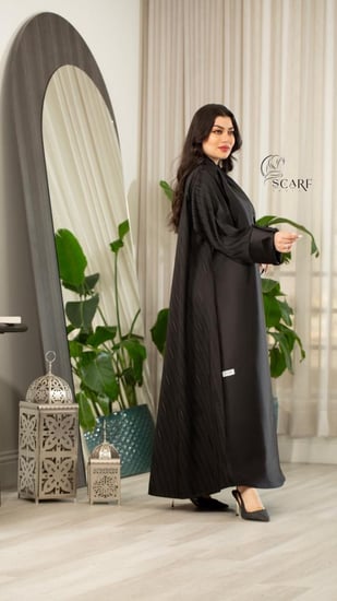 عباية سوداء كلوش بأكمام مميزة
