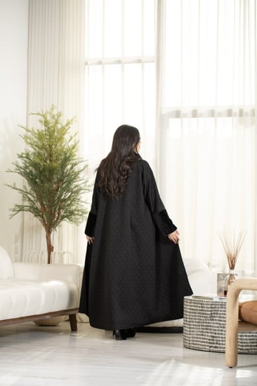 عباية شتوية أنيقة بأكمام صوف