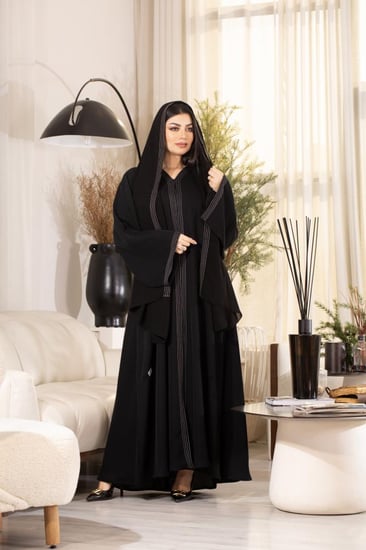 عباية اسود بتطريز ابيض وكسره من الخلف