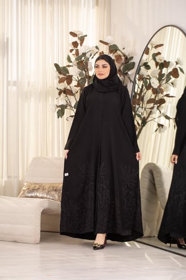 عباية كريب ملكي بتطريز اسود
