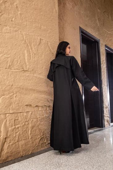 عباية جوخ اسود بكسرات امامية وخلفية