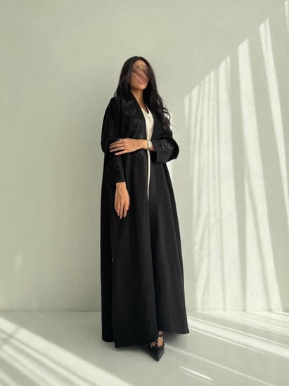 عباية نص كلوش وردات شك بالياقه والكم