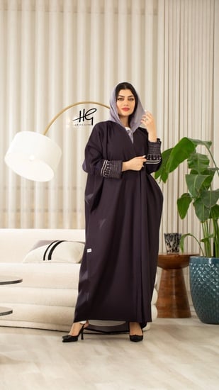 عباية نص بشت بأكمام مطرزة