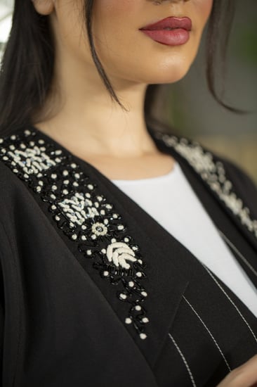 عباية اسود بتطريز ابيض