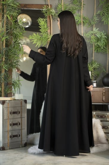 عباية كلوش بتطريز اسود وشك على الاكمام