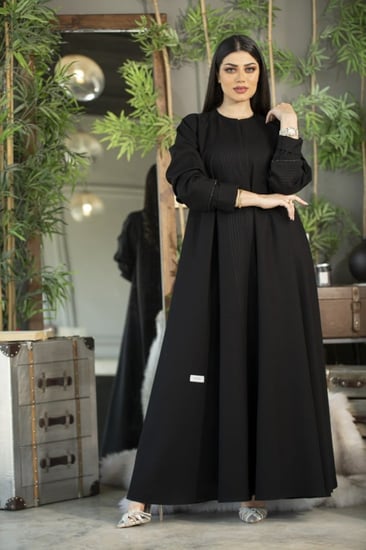 عباية كلوش بتطريز اسود وشك على الاكمام