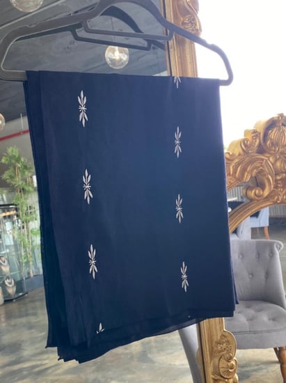 طرحة كحلية بتطريز ابيض