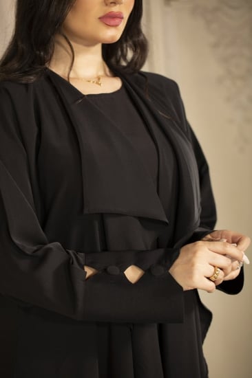 عباية اسود باكمام مميزة