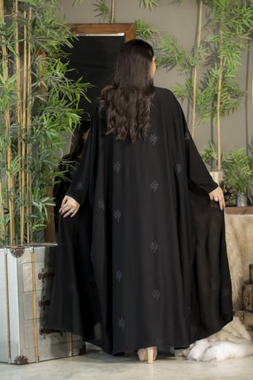 عباية اسود نص بشت بتطريز اسود