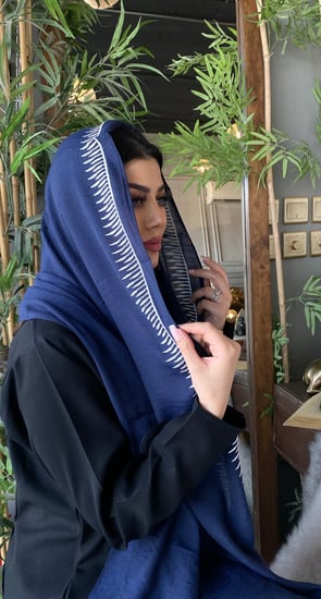 طرحة كحلي مطرزة بأبيض