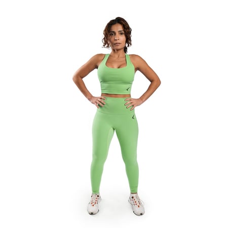 توب رياضي نسائي اخضر فاتح يوفر الدعم والراحة أثناء التمرين