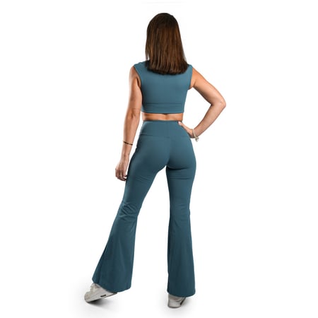 توب رياضي نسائي ازرق غامق يوفر الدعم والراحة أثناء التمرين