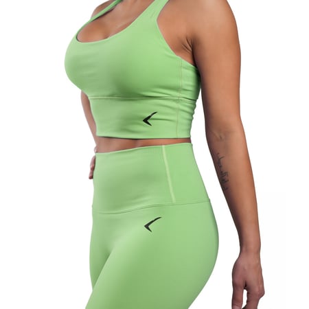 توب رياضي نسائي اخضر فاتح يوفر الدعم والراحة أثناء التمرين