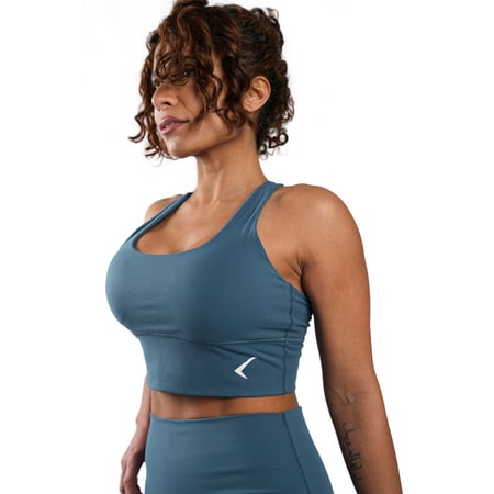 توب رياضي نسائي ازرق يوفر الدعم والراحة أثناء التمرين