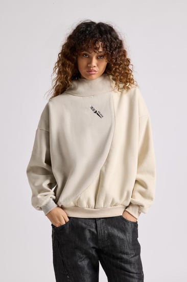 هودي بقصة واسعة ورقبة عالية بشعار سيلين للجنسين رمادي فاتح + أبيض