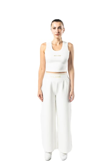 توب نسائي اوف وايت بدون أكمام مع خط رقبة دائري وشعار مطرز في الأمام