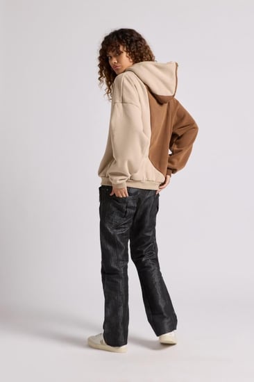 هودي بقصة واسعة ورقبة عالية بشعار سيلين للجنسين بني + أوف وايت