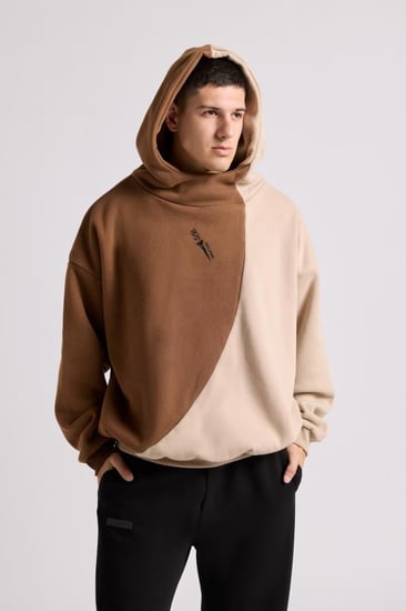 هودي بقصة واسعة ورقبة عالية بشعار سيلين للجنسين بني + أوف وايت