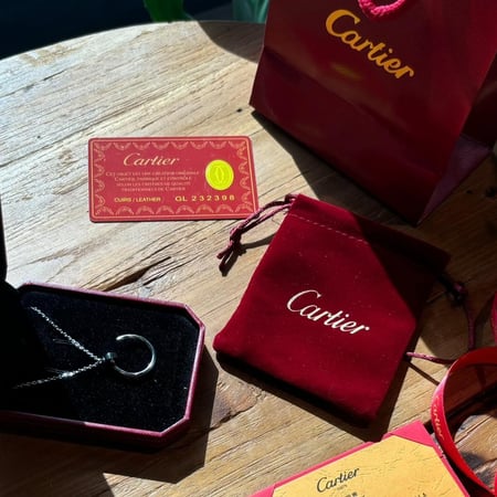 قلادة فضي مع الملحقات